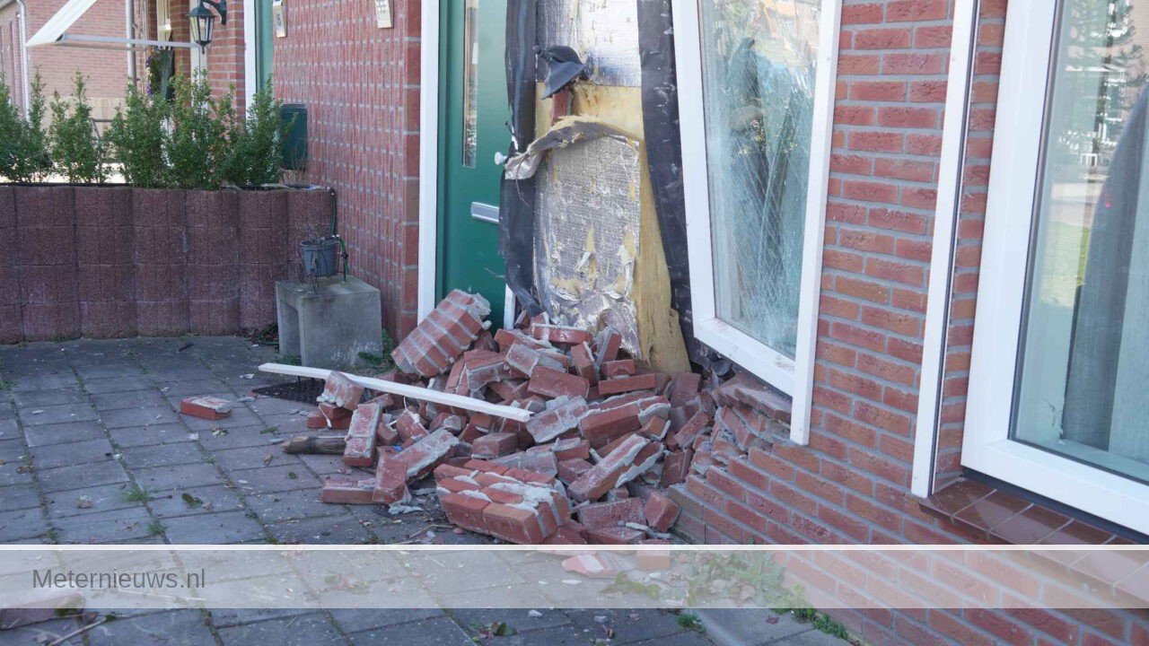Bestelauto achteruit tegen woning(Video)