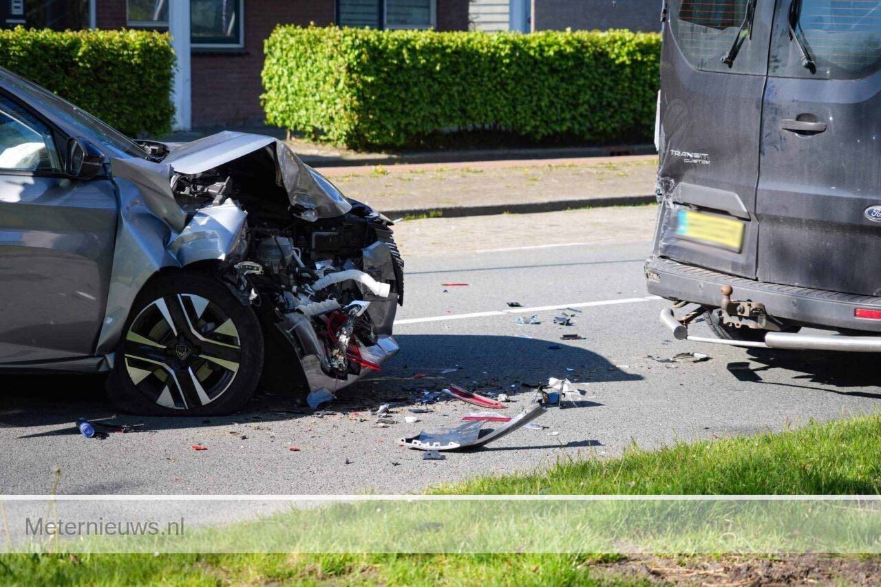 Auto botst achterop busje Groningen(Video)