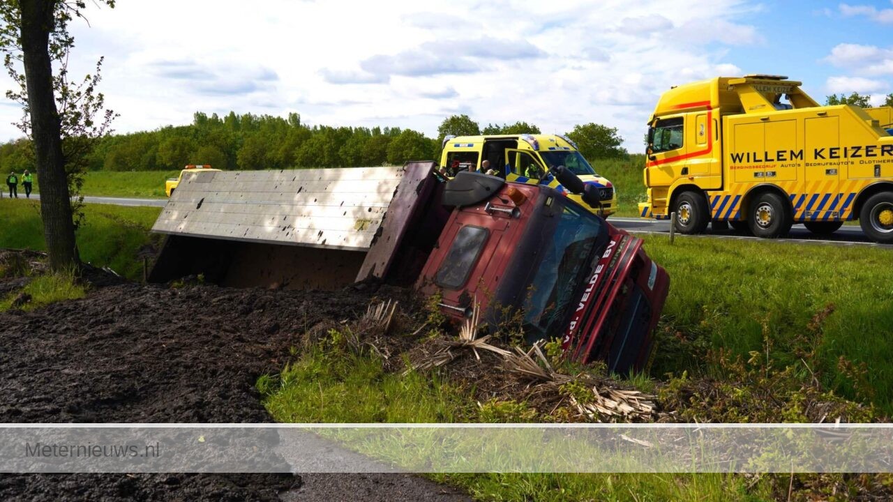 Vrachtwagen in sloot N366 Mussel |