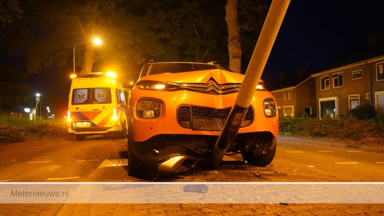 Auto frontaal tegen lantaarnpaal in Beilen(Video) |
