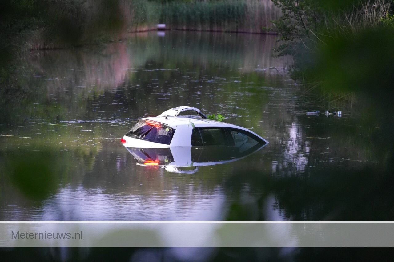 Politie achtervolging eindigt in het water, inzittenden ervantussen(Video) |
