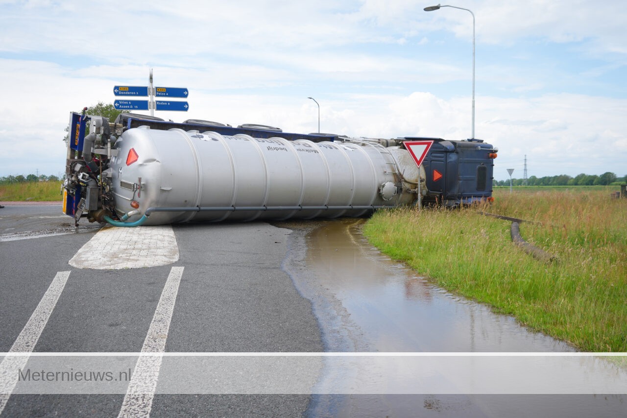 vrachtwagen met trailer vol mest op de kant(Video)
