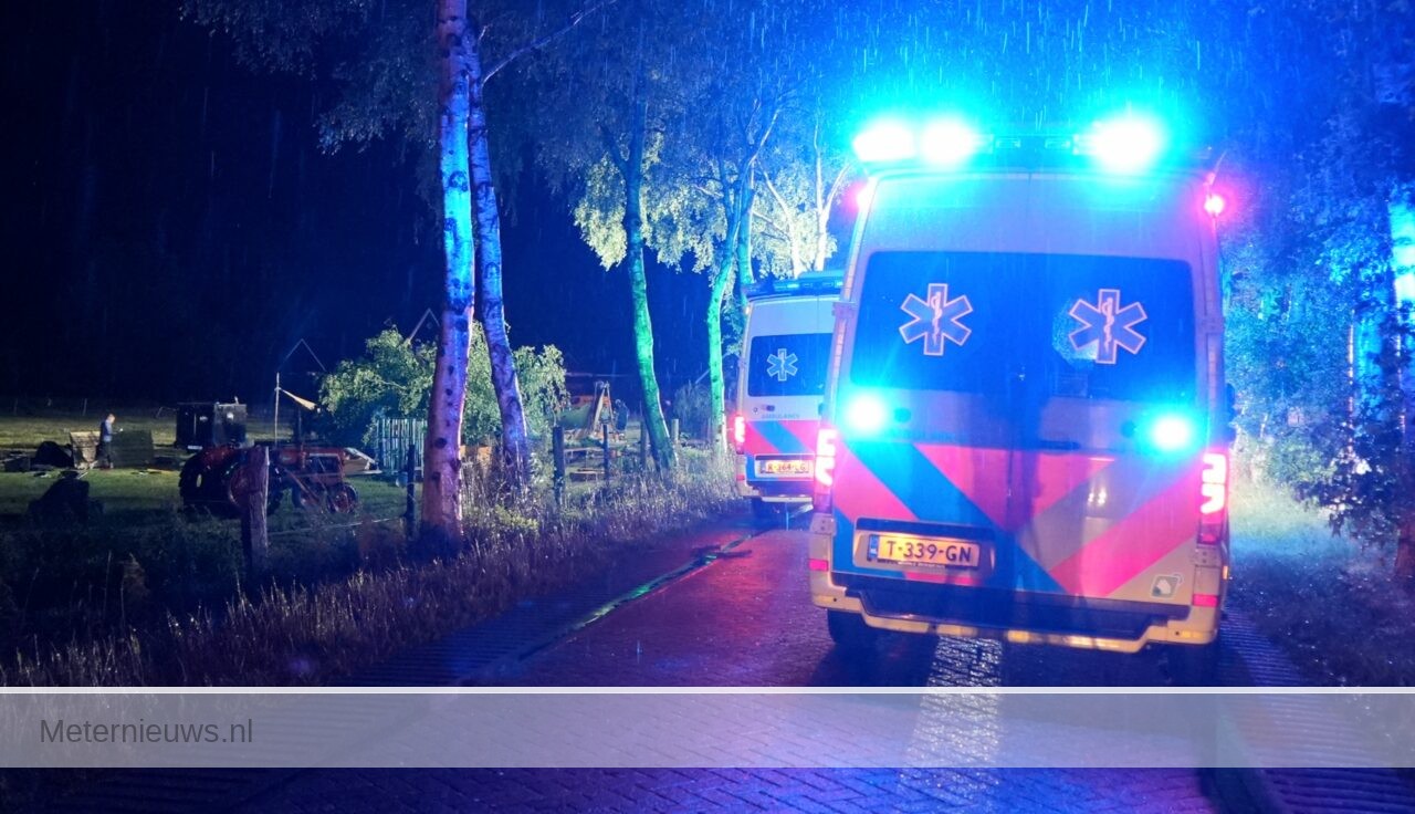 Boom valt op feesttent tijdens noodweer