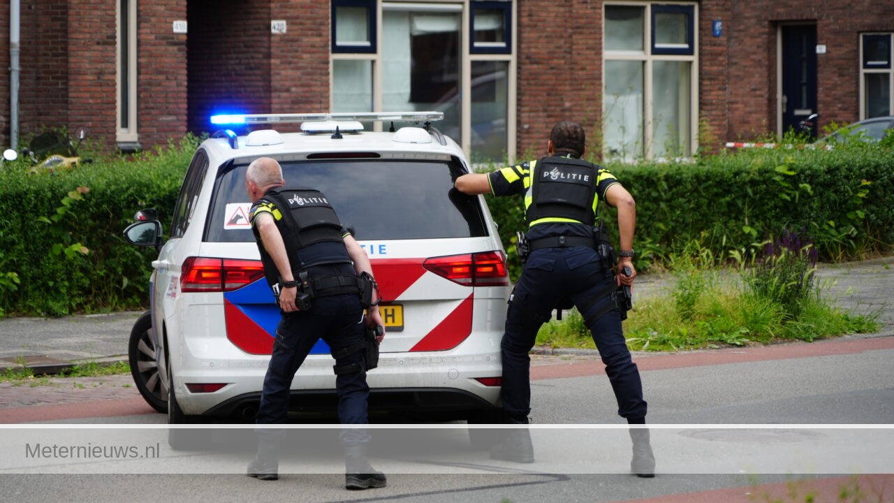 Politie ontruimt straat na dreigende situatie Groningen(Video)