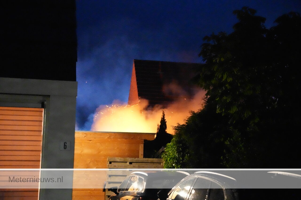 schuurbrand achter woning in Peize(Video) |