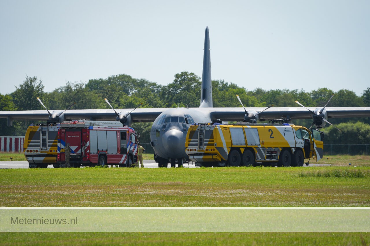 Rook in cabine militair toestel Groningen Airport Eelde(Video)
