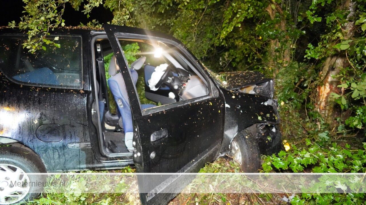 Auto met 4 inzittenden tegen boom in Grolloo(Video) |