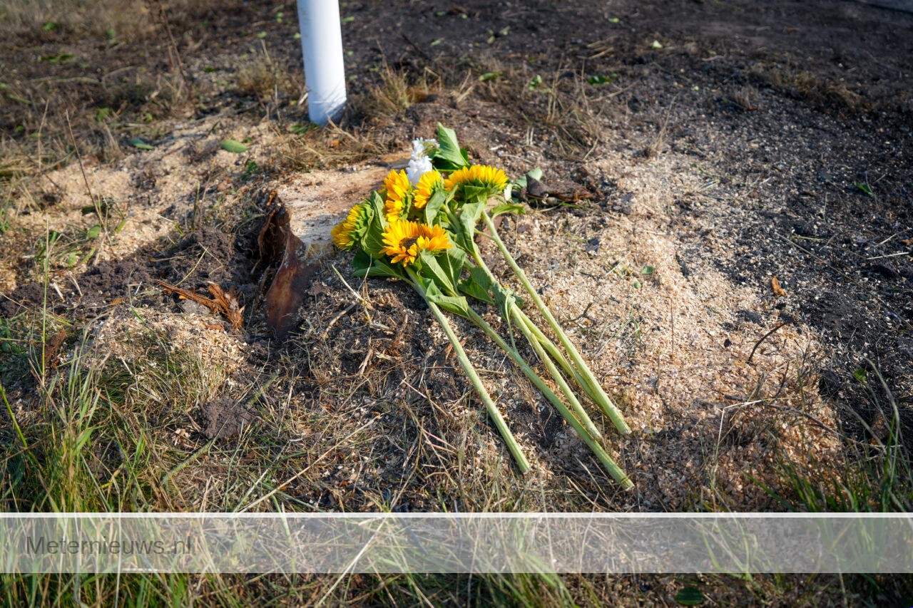 Bloemen op plek ernstig ongeval Den Ham (Video) |