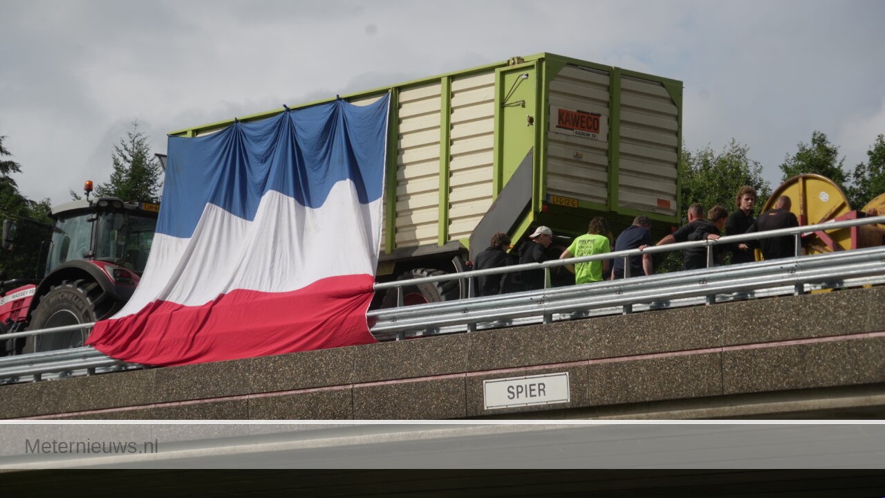 Boerenactie op viaduct Spier(Video)