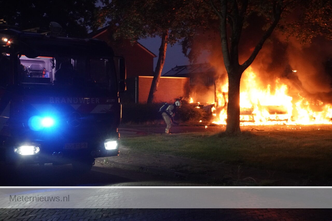 Meerdere bestelauto’s in brand Assen (Video) |