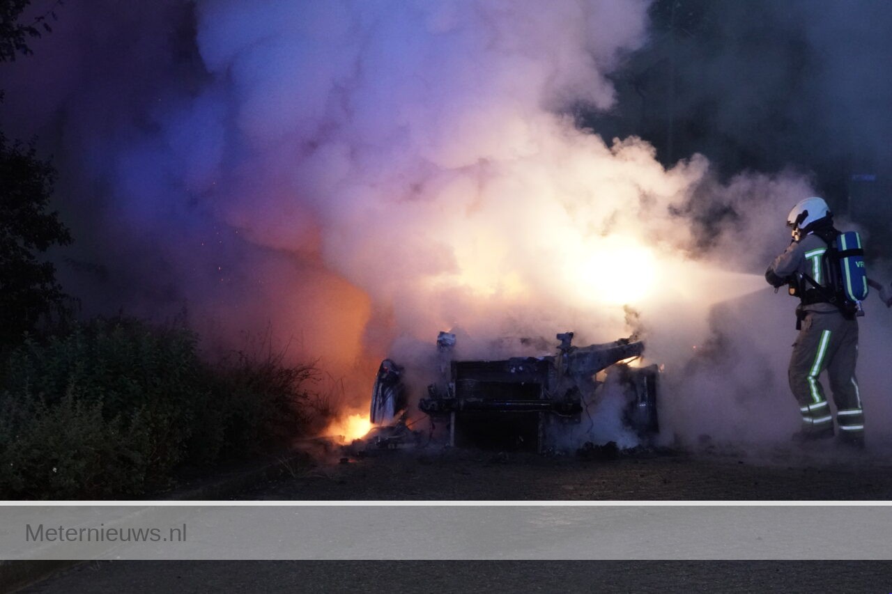 Auto vliegt in brand in Assen. De tweede dit weekend(Video) |