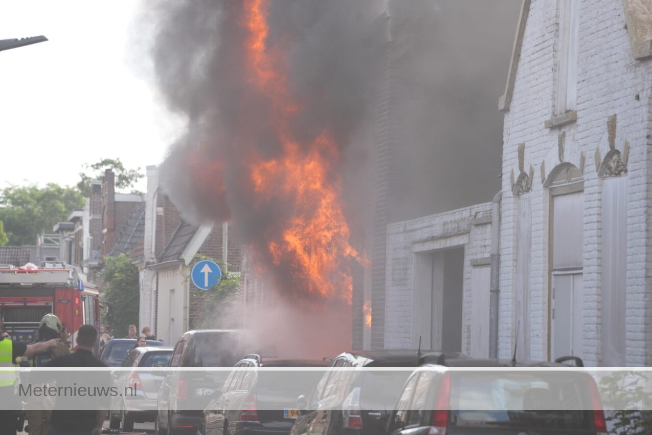 Zeer grote brand treft meerdere woningen in Meppel(Video) |