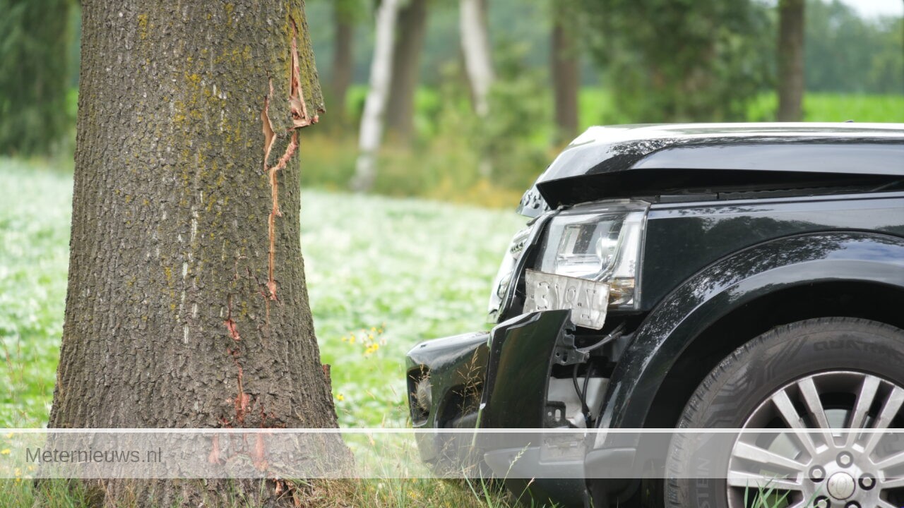 Auto frontaal op boom in Oosterhesselen(Video) |