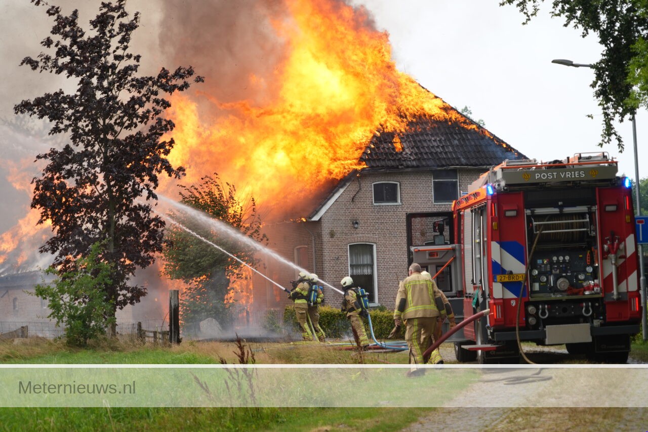 Aanhouding Rietgedekte woning in Tynaarlo brand af(Video)
