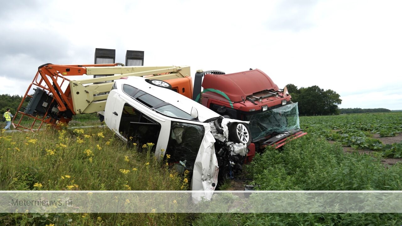 Vrachtwagens en personenauto botsen op N381 Hoogersmilde(Video) |