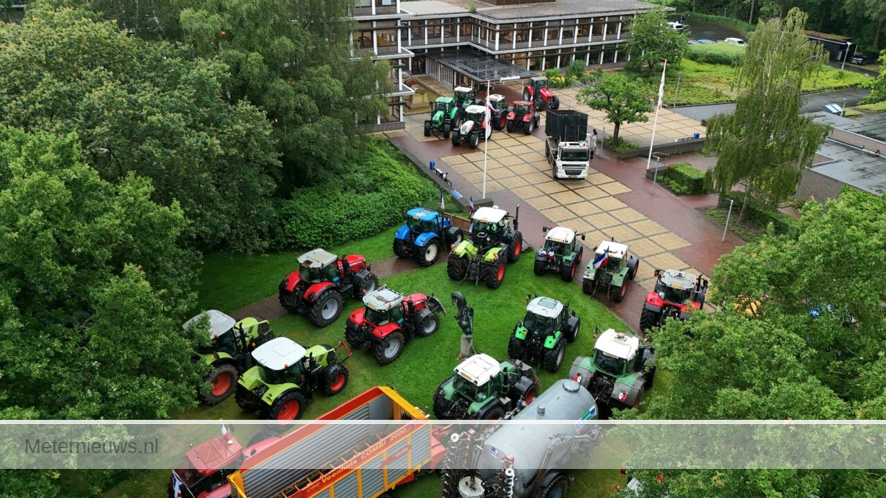 Boeren voeren actie bij provinciehuis Assen |