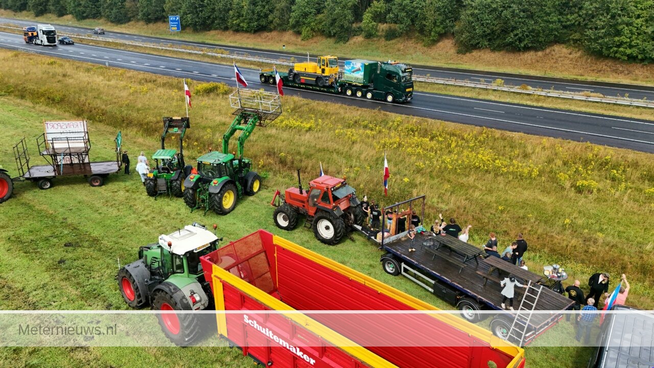 Boeren langs de A28 bij afvoer Truckstar(Video)