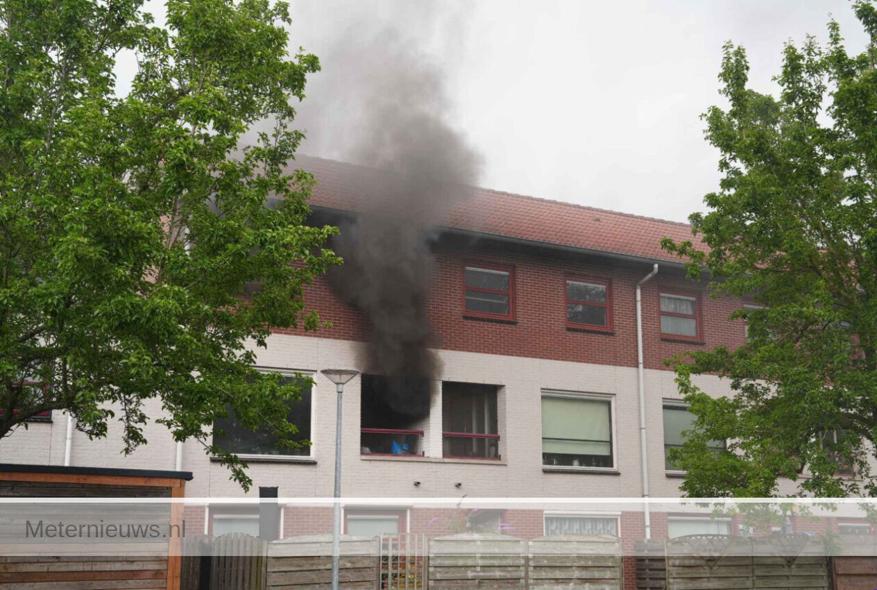 Woning zwaar beschadigd door felle brand in Meppel, 6 woningen ontruimd |