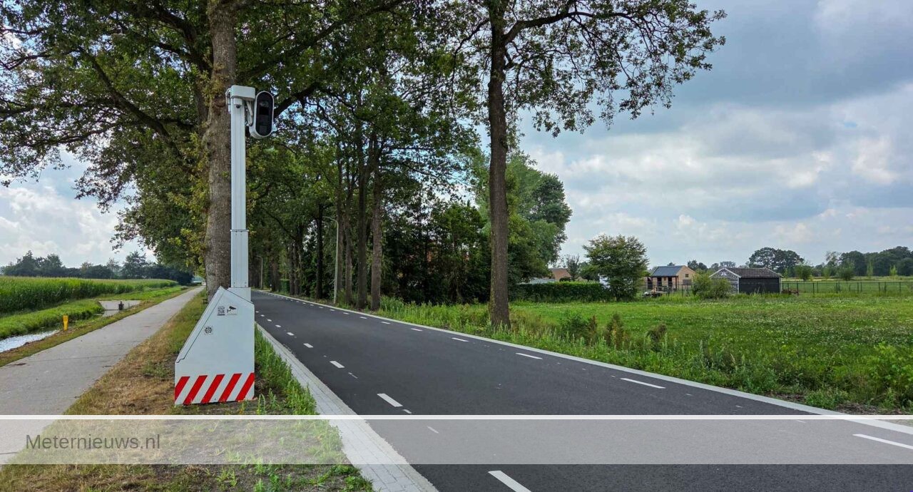 Nieuwe flitspaal op plek opgeblazen flitspaal Hollandscheveld |