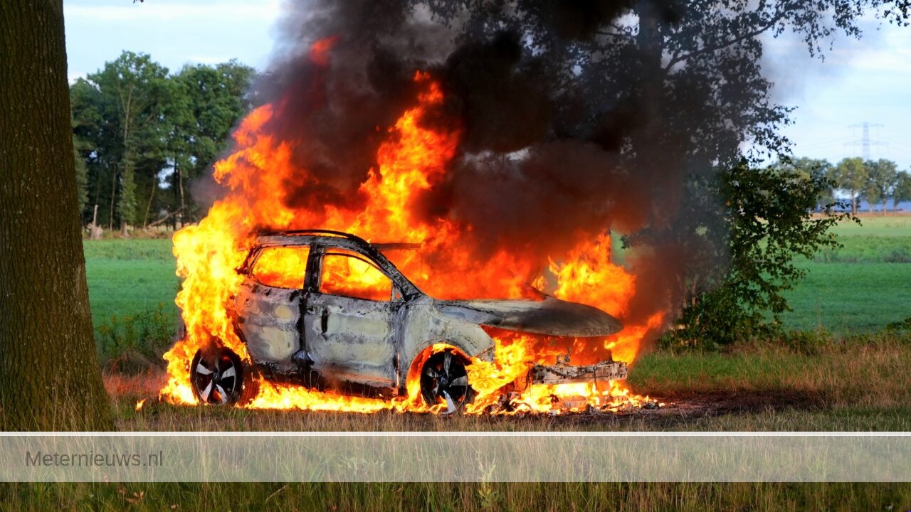 Auto volledig in brand in Kerkenveld(Video) |