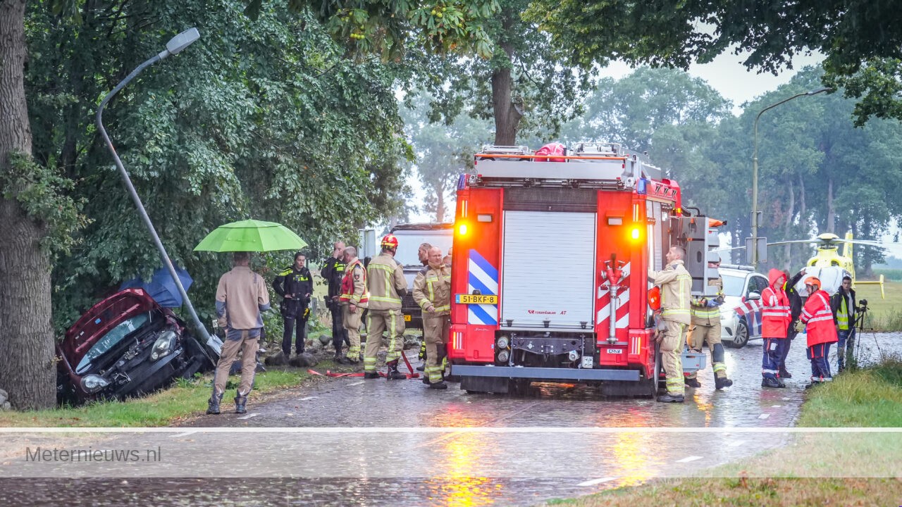 Gewonde bij auto in sloot Emmen