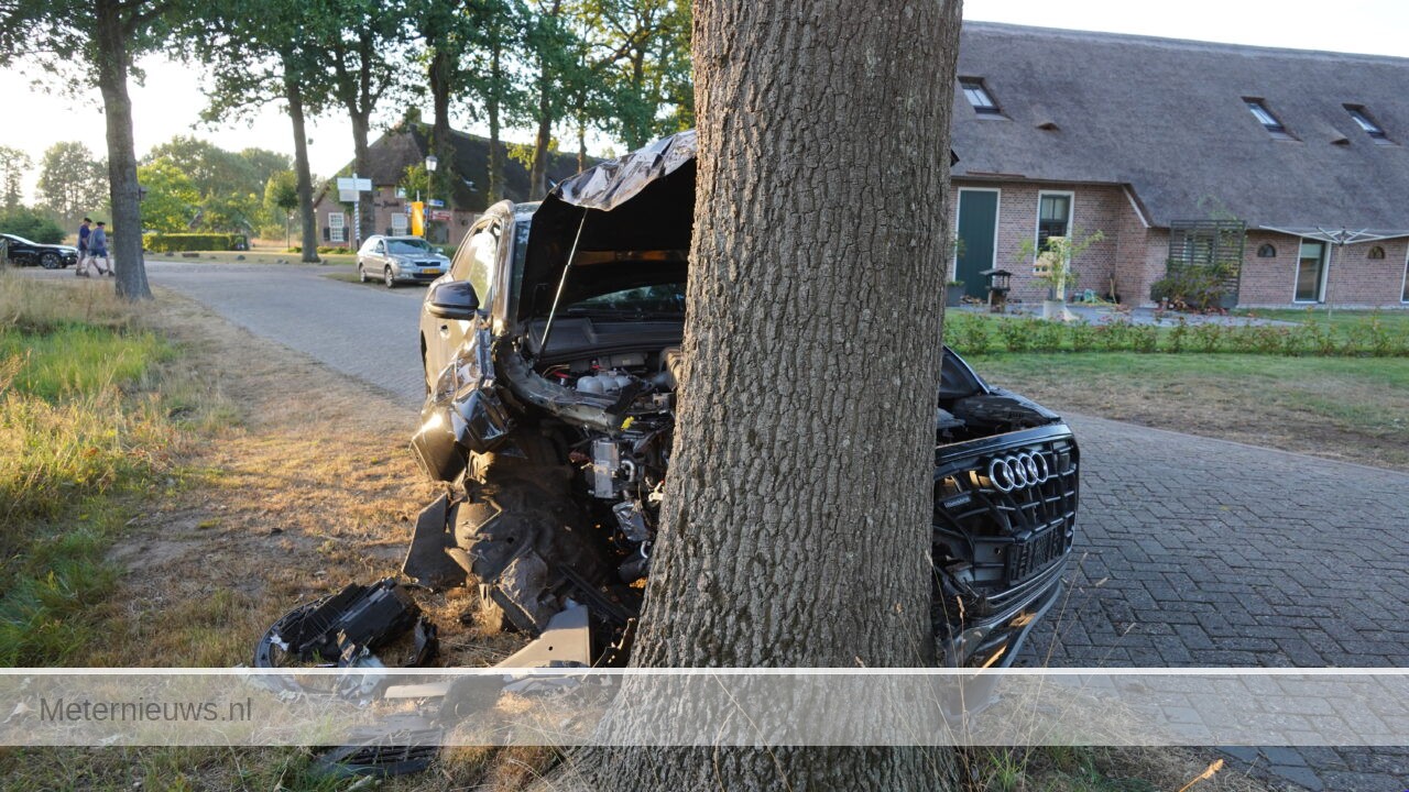 Auto tegen een boom in Dwingeloo(Video) |