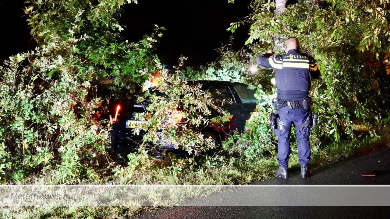 Auto raakt van de weg en belandt in bos langs N381 bij Hoogersmilde(Video) |