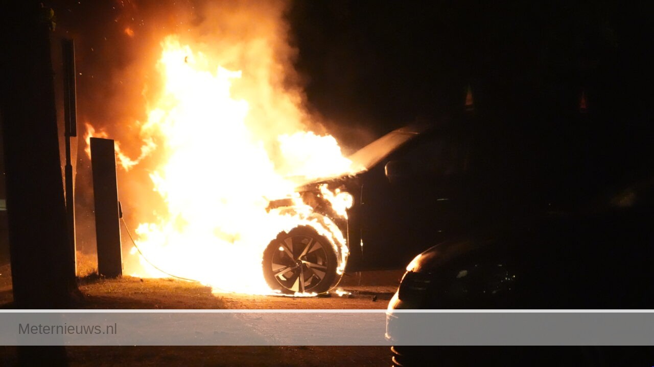 Elektrische auto volledig in brand aan Nobelaan in Assen(Video) |