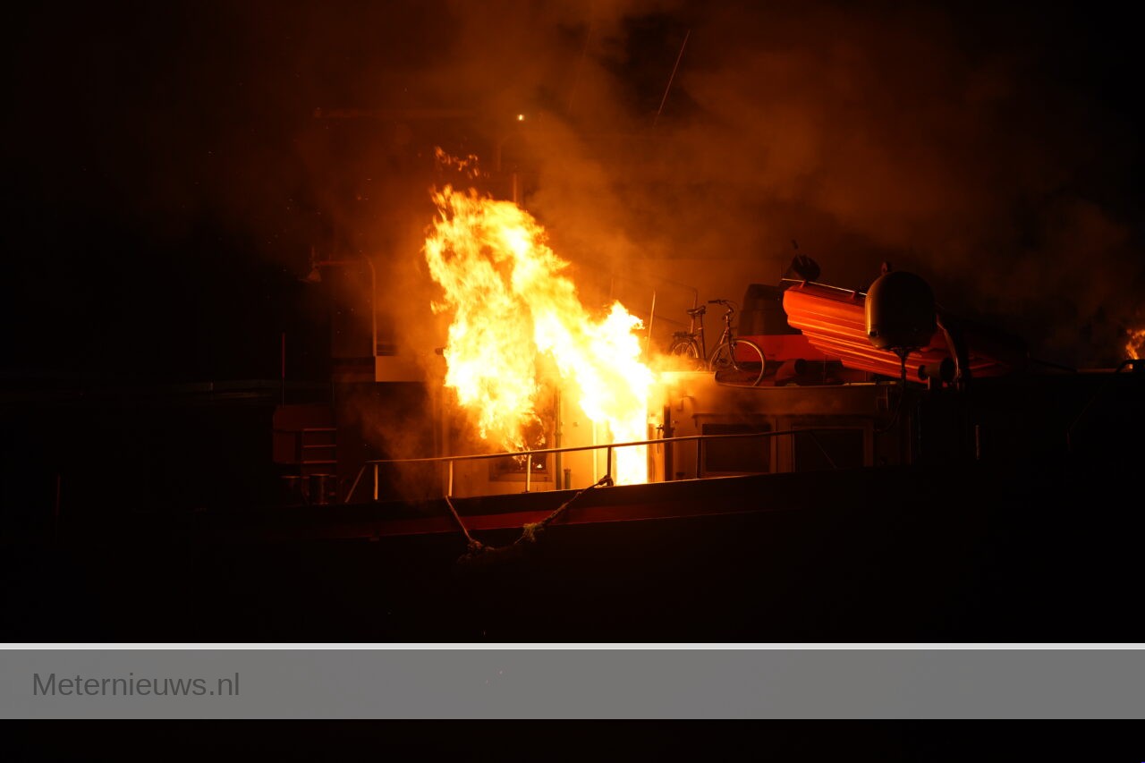 Binnenvaartschip in de brand in Waterhuizen(Video)
