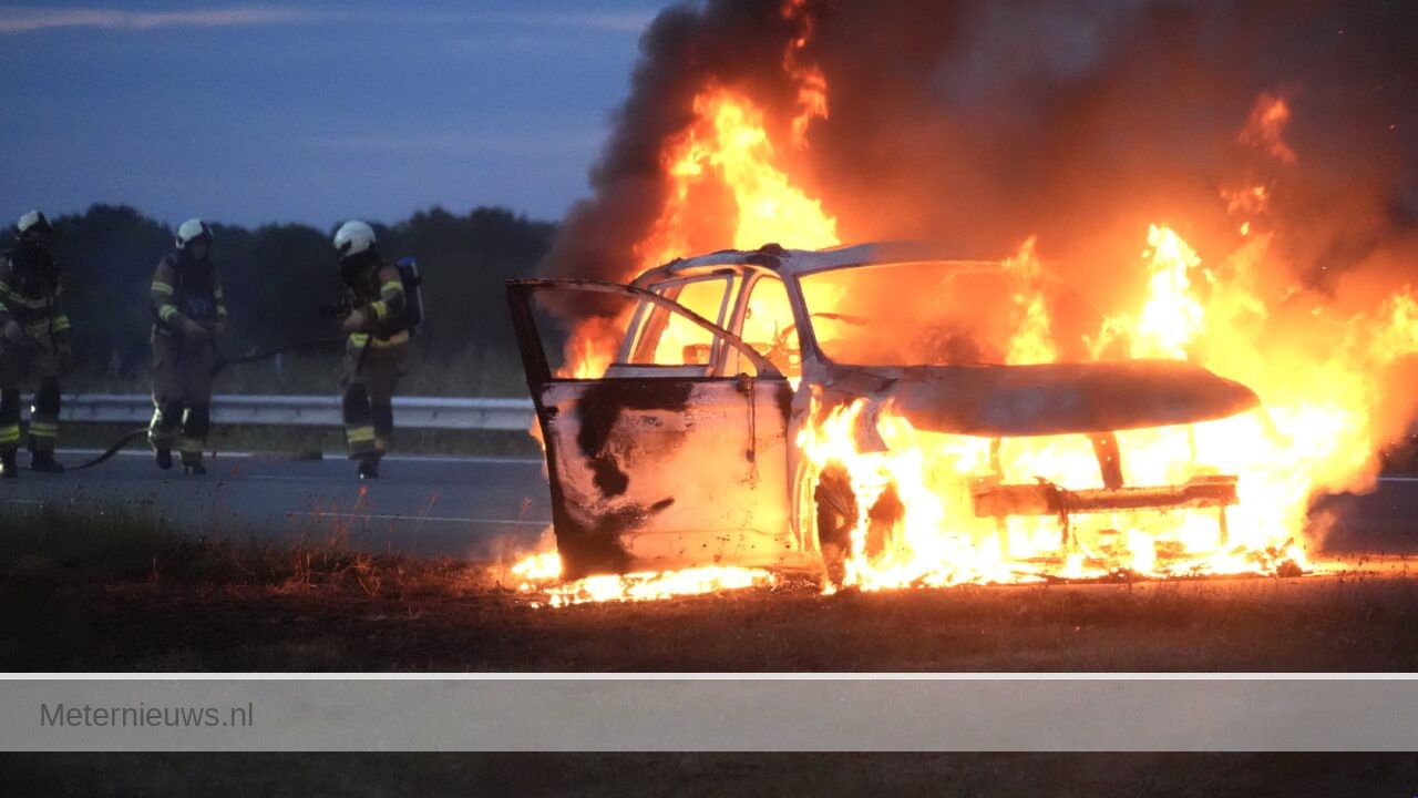 Auto volledig uitgebrand op A28 bij Hooghalen |