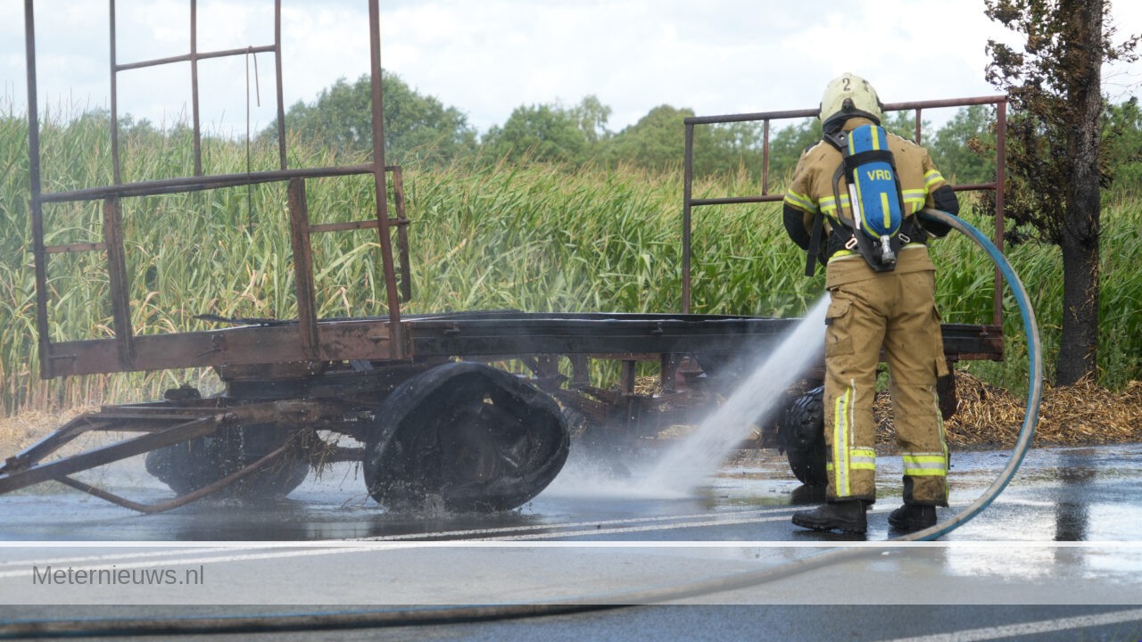 Klapband en wagen met stro in de brand in Oosterhesselen(Video) |