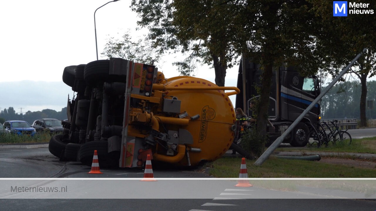 Vrachtwagentrailer met mest kantelt op rotonde in Winsum(Video) |