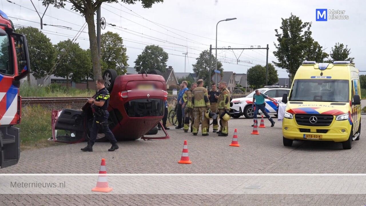 Auto over de kop Staphorst(Video) |