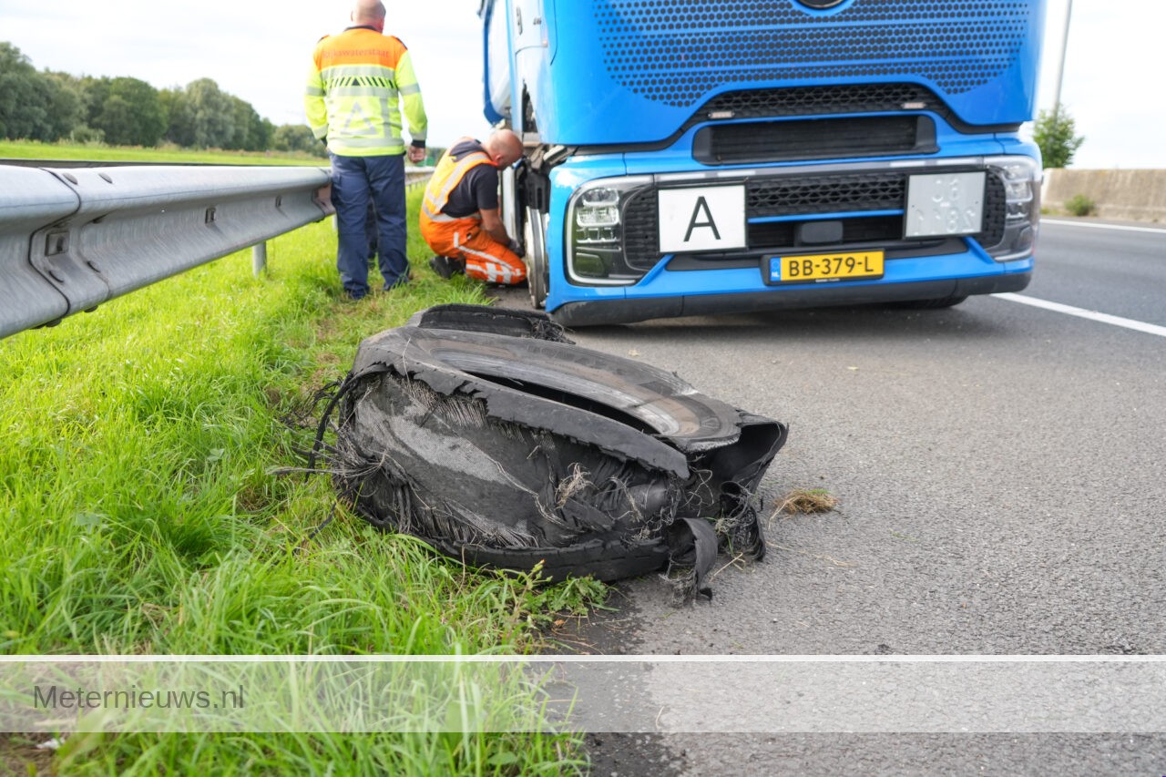 Vrachtwagen krijgt klapband op A28 Haren(Video)