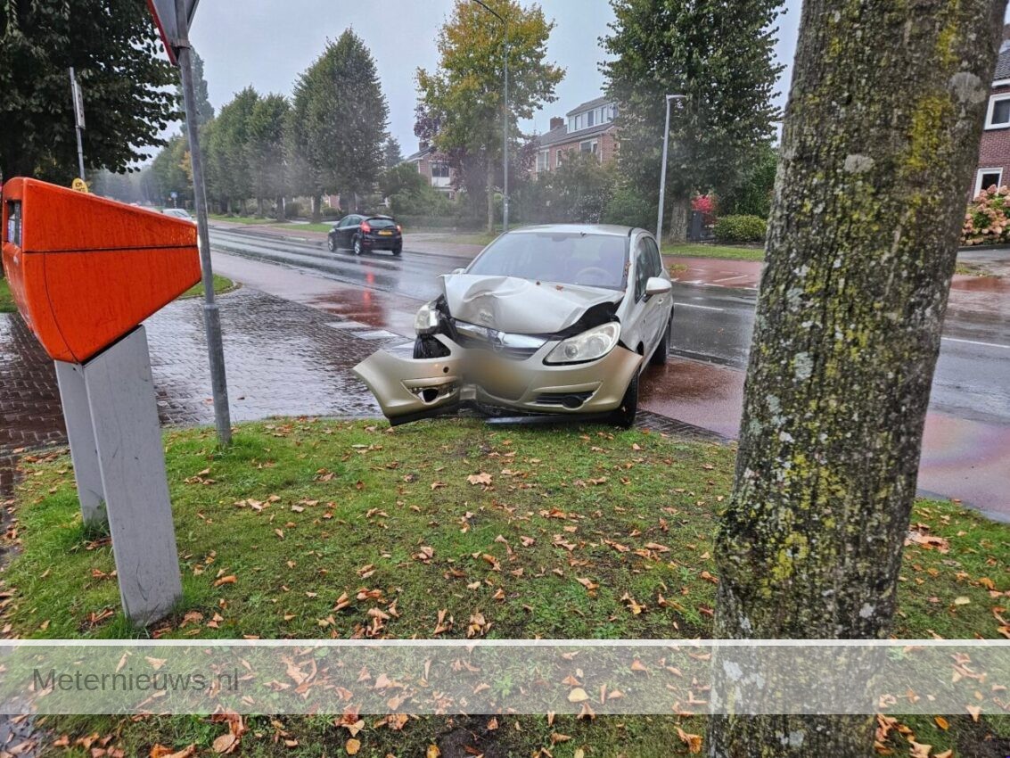 16 jarig meisje met auto tegen boom in Assen(Video) |