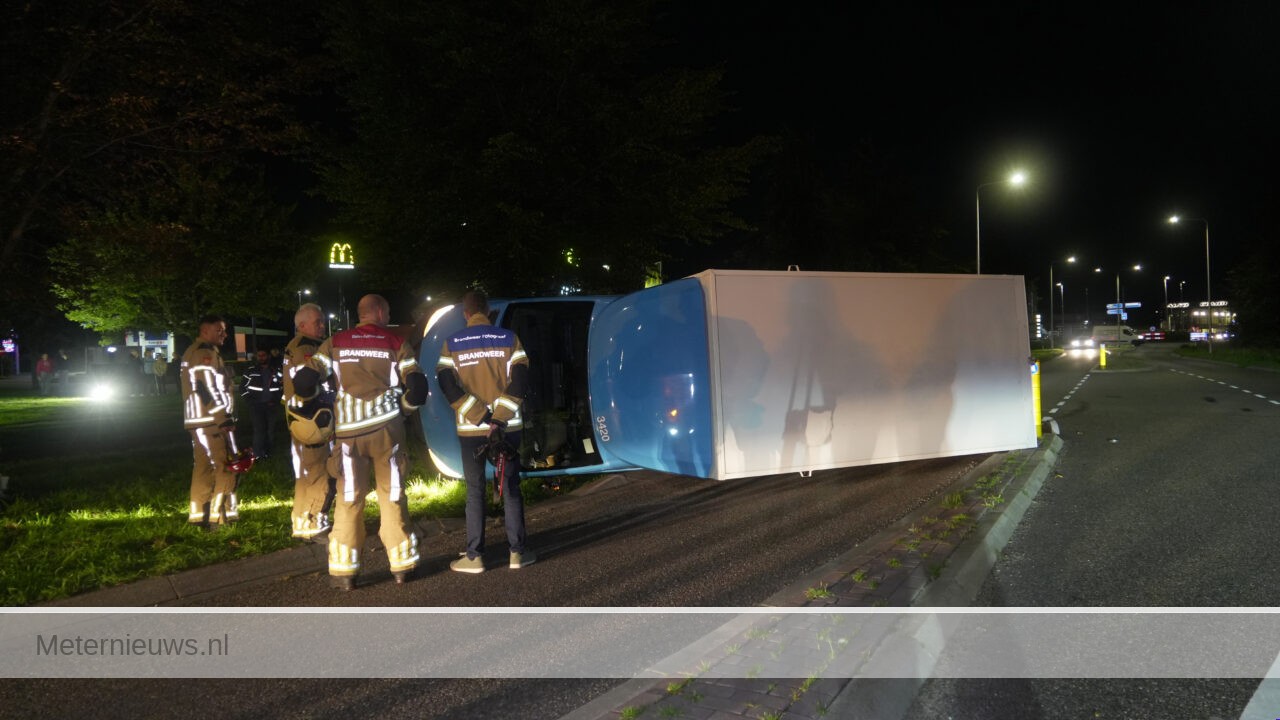 Vrachtwagen op de kant na botsing in Hardenberg(video) |