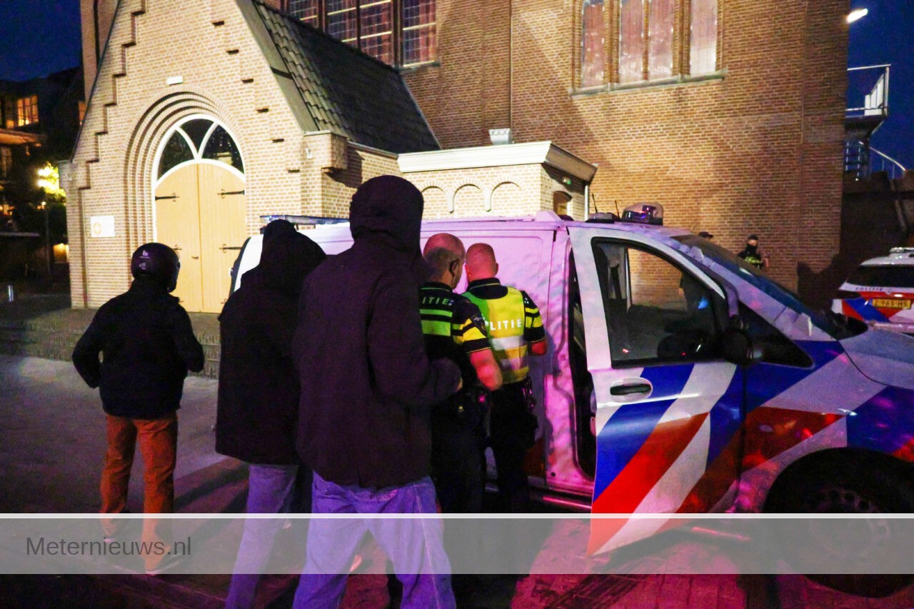 Arrestaties na onrust jongeren in Hoogeveen(video)