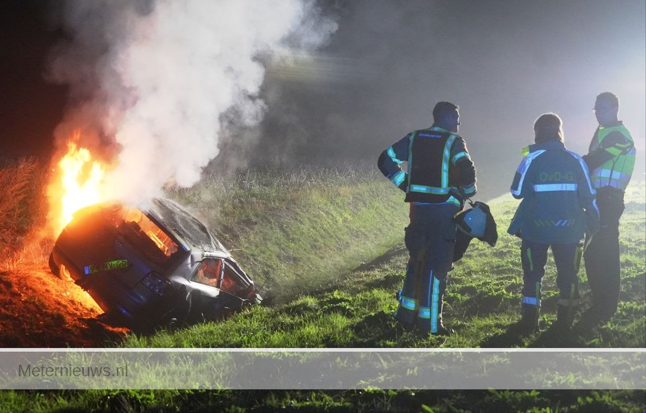 Auto in brand na ongeval N34 Dalen