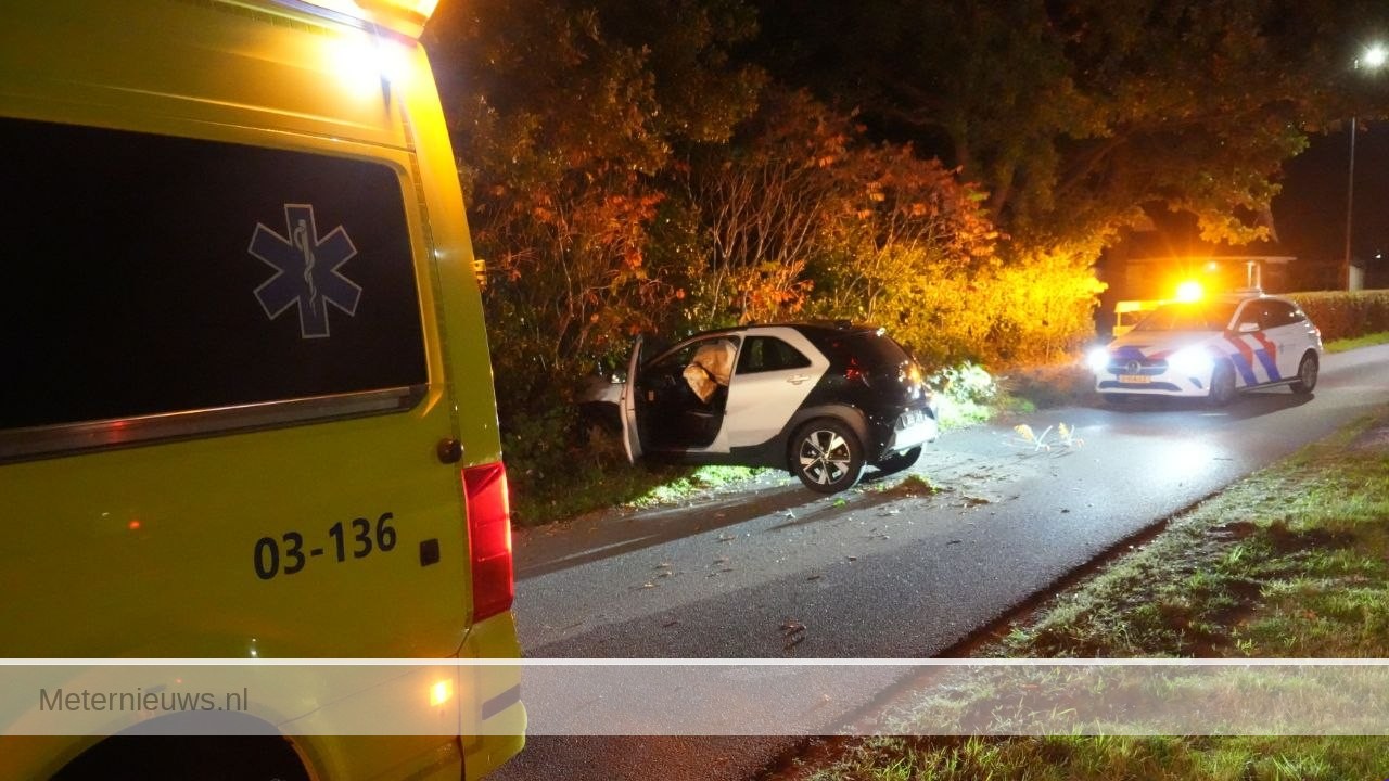 Auto belandt in bosjes na botsing met vluchtheuvel