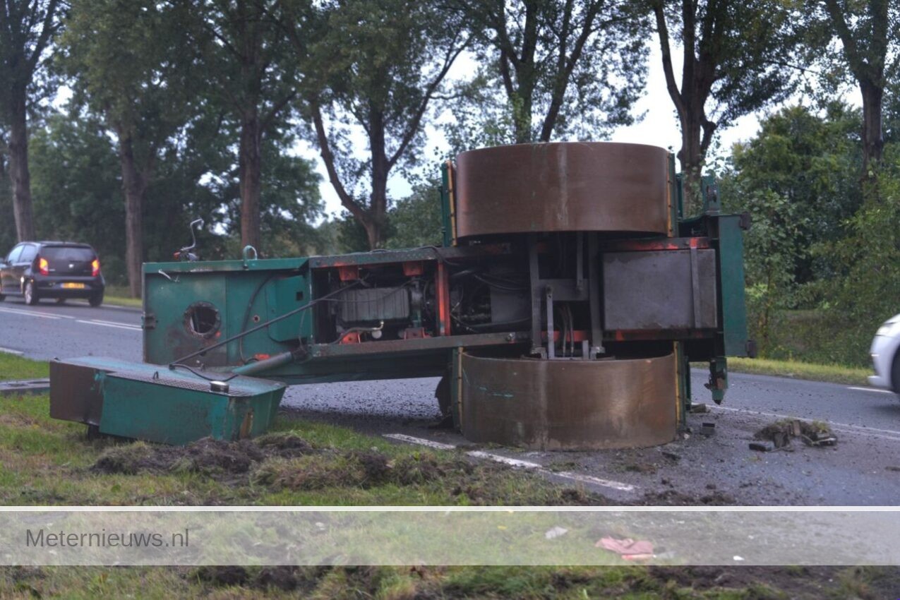 Wals valt van aanhanger op N375 |