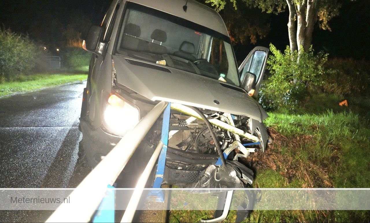Bestelbus botst tegen brugreling bij eenzijdig ongeval in Uffelte |