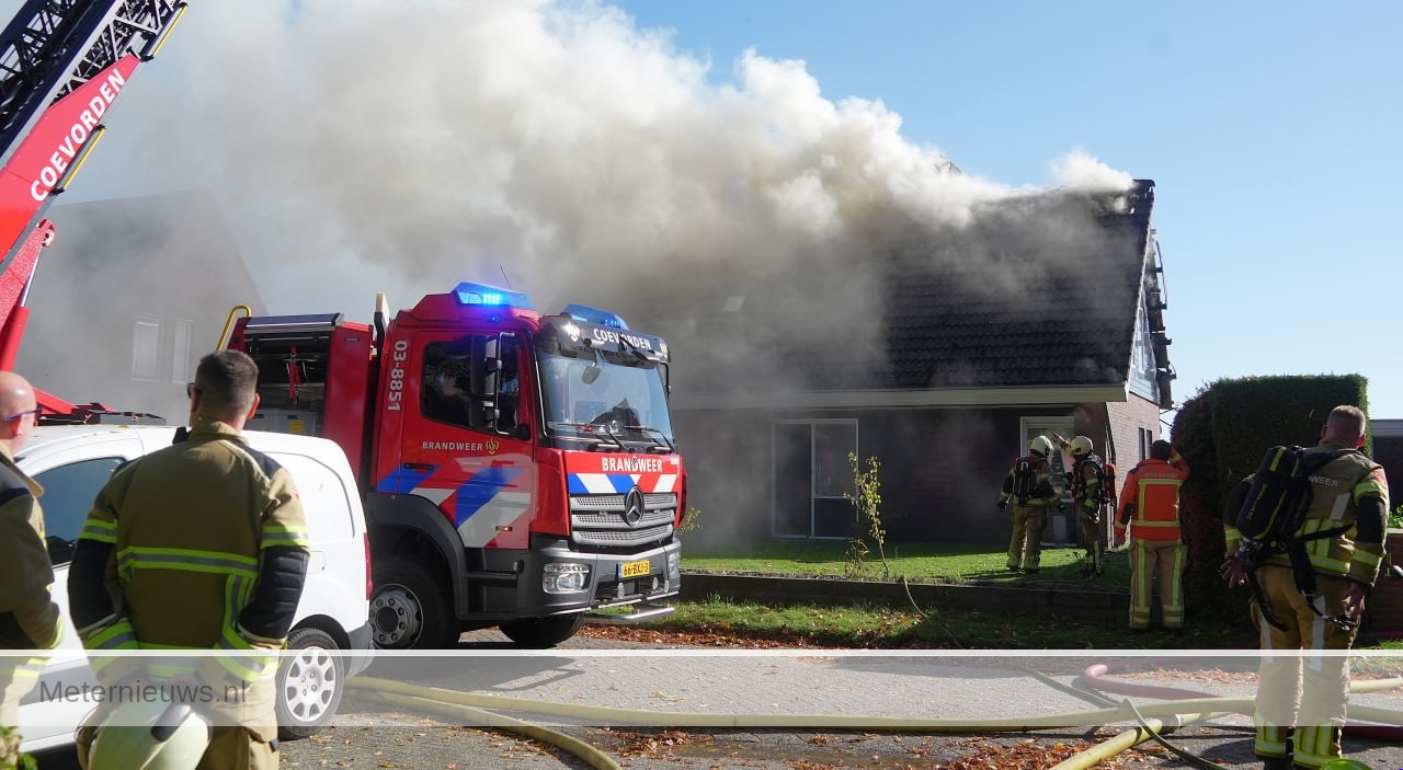 Veel schade bij woningbrand in Steenwijksmoer |