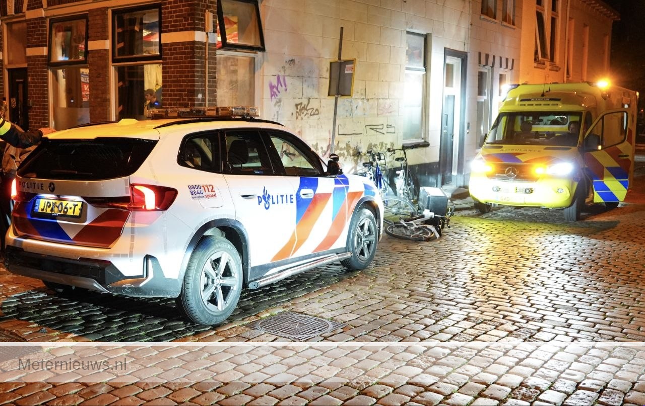 Maaltijdbezorger op fiets gewond na aanrijding met politieauto Groningen