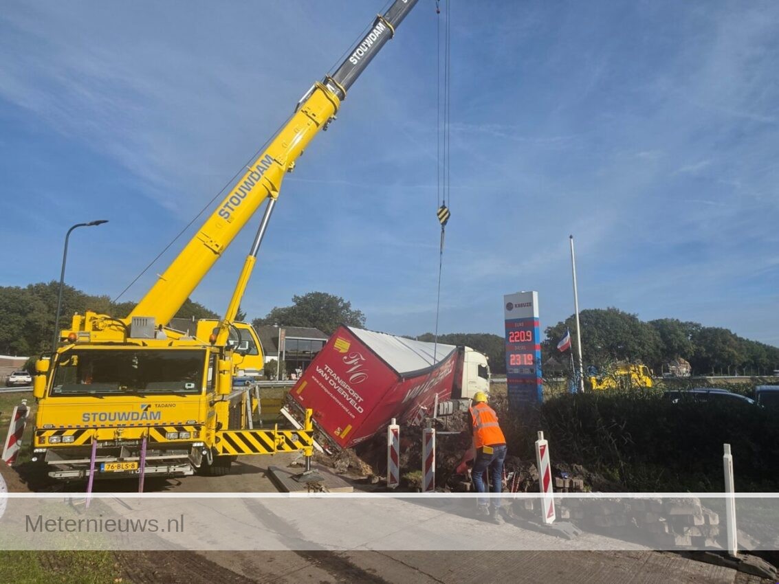 Vrachtwagen rijdt zich vast Havelte